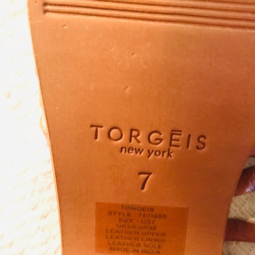 NWOT-Torgeis flat sandals and shimmery top with toe ring holder. Brand new. SZ 7 - Picture 3 of 3